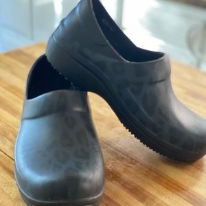 New Women’s crocs neria pro II graphic work clogs